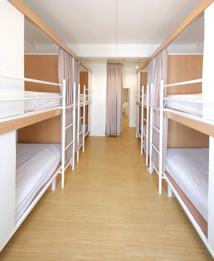 Simple to Sleep Hostel Bangkok Esterno foto