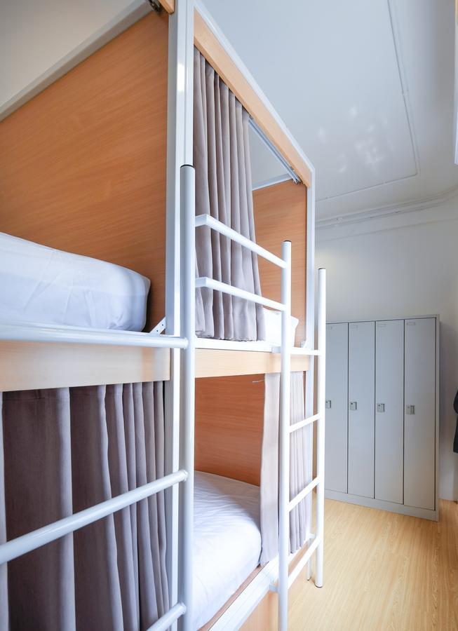 Simple to Sleep Hostel Bangkok Esterno foto