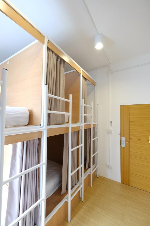 Simple to Sleep Hostel Bangkok Esterno foto