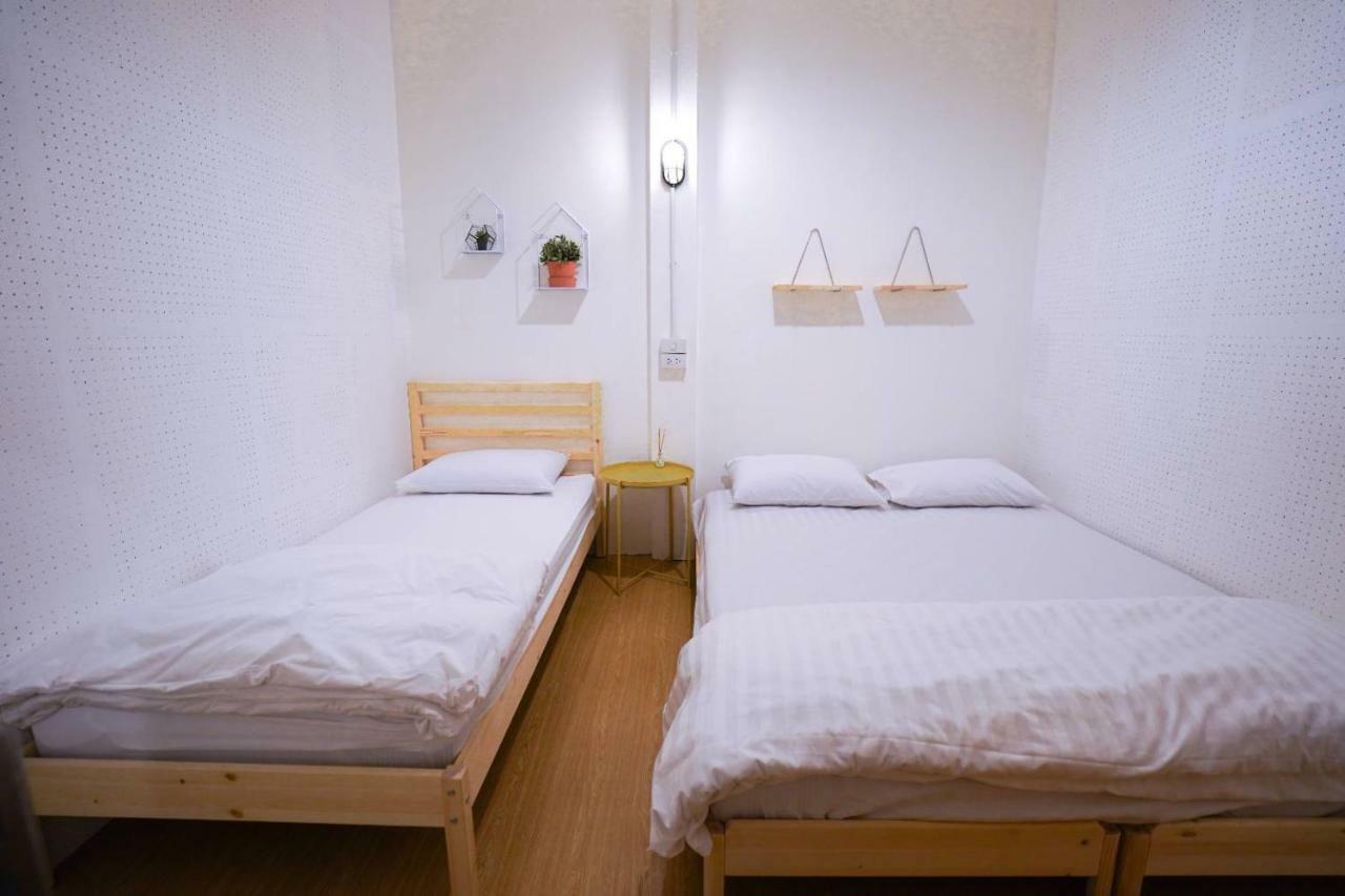Simple to Sleep Hostel Bangkok Esterno foto