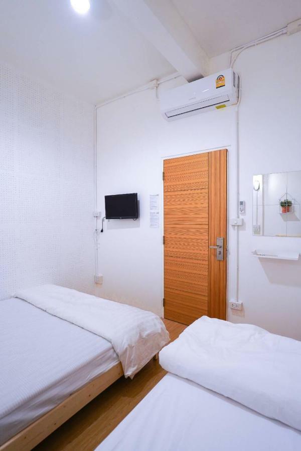 Simple to Sleep Hostel Bangkok Esterno foto